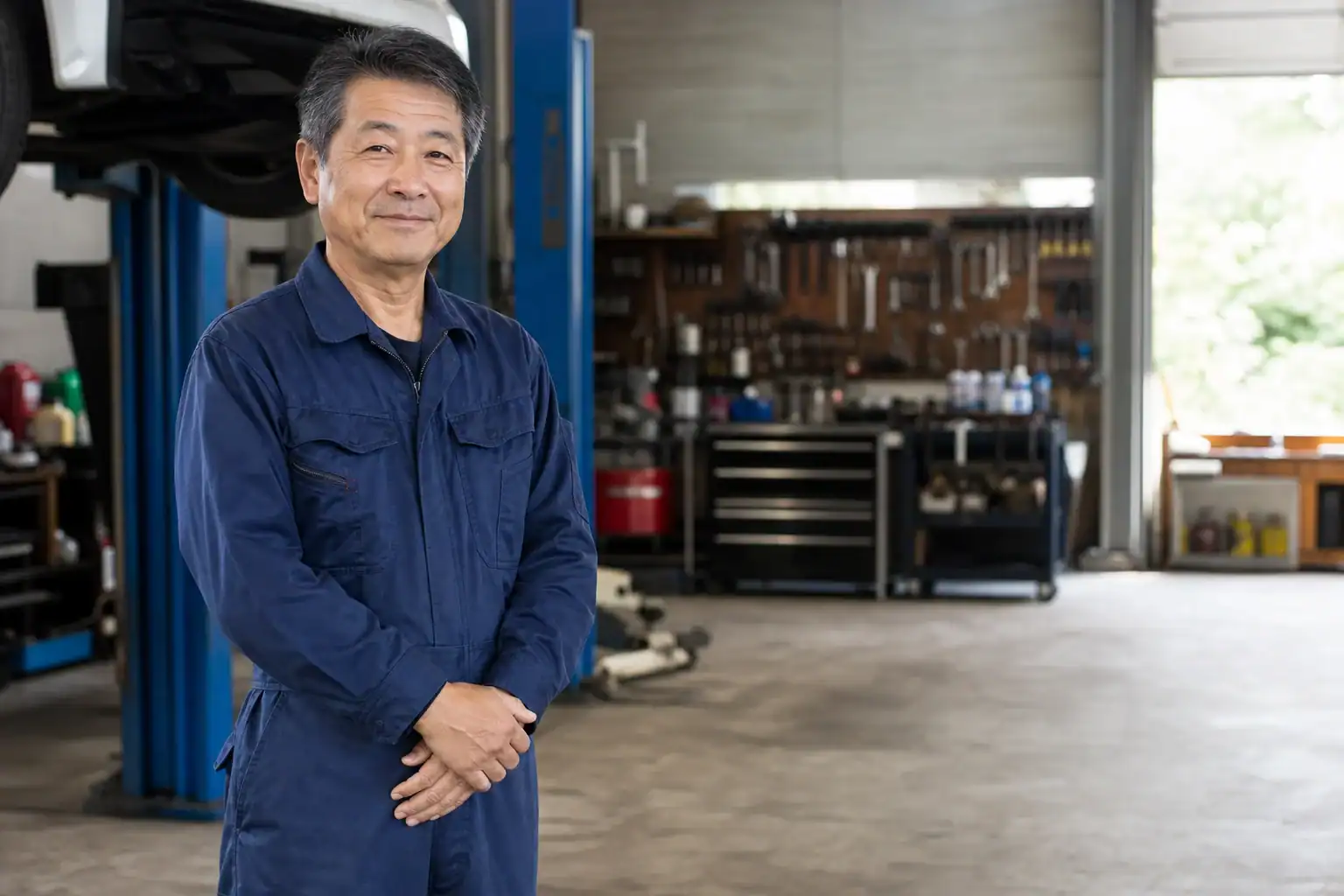 整備工場に立つ経験豊富な自動車整備士