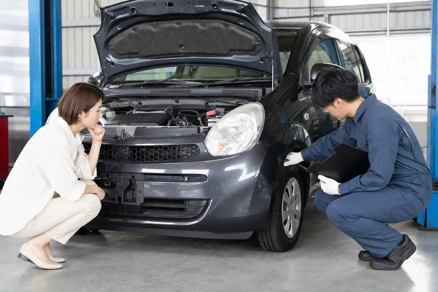 中古カーリース契約前に整備士と車両状態を確認する様子