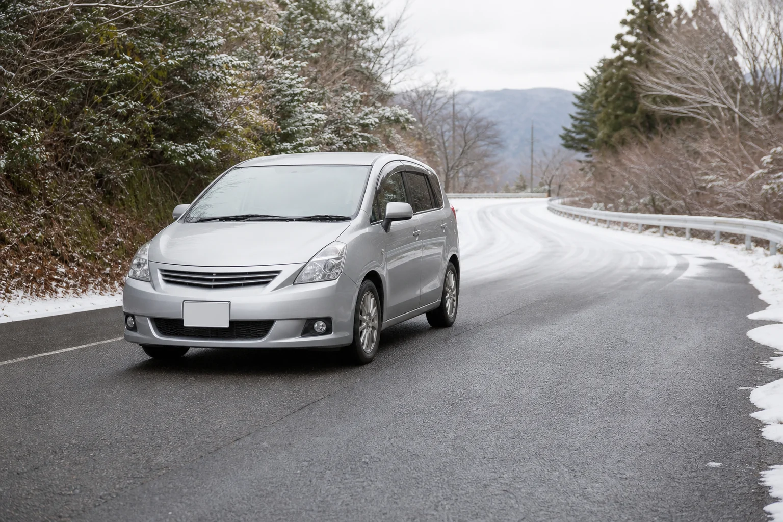 冬の路面を安全に走る車